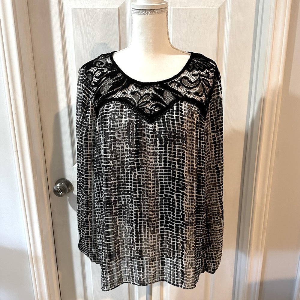 Women’s Black & white long-sleeve blouse Apt. 9 Large EUC Lace 27” long